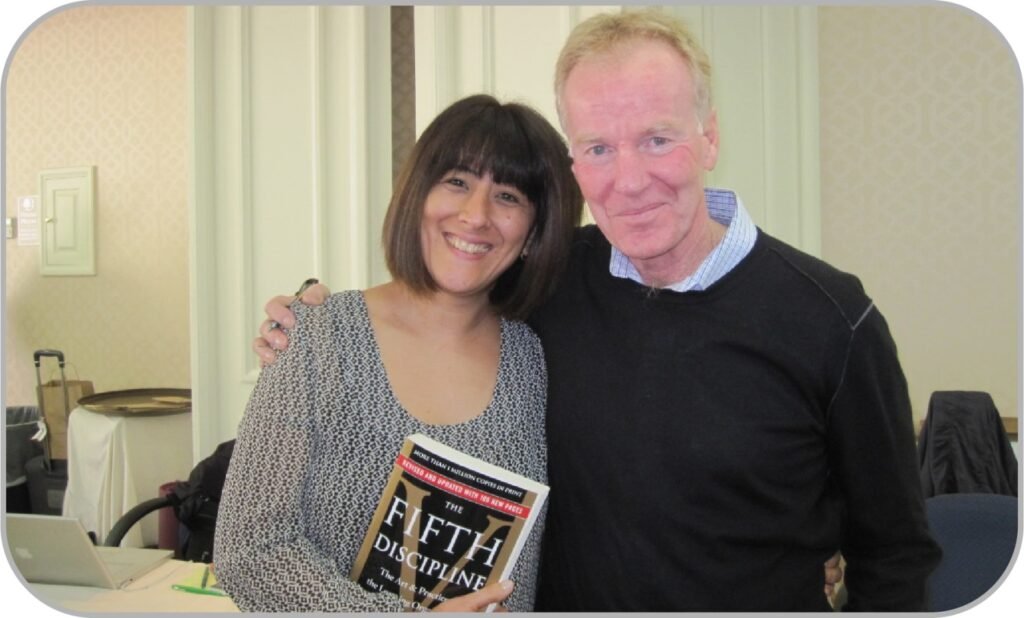 Fota da Angela com o Peter Senge.